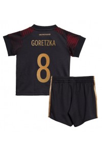 Tyskland Leon Goretzka #8 Babyklær Borte Fotballdrakt til barn VM 2022 Korte ermer (+ Korte bukser)